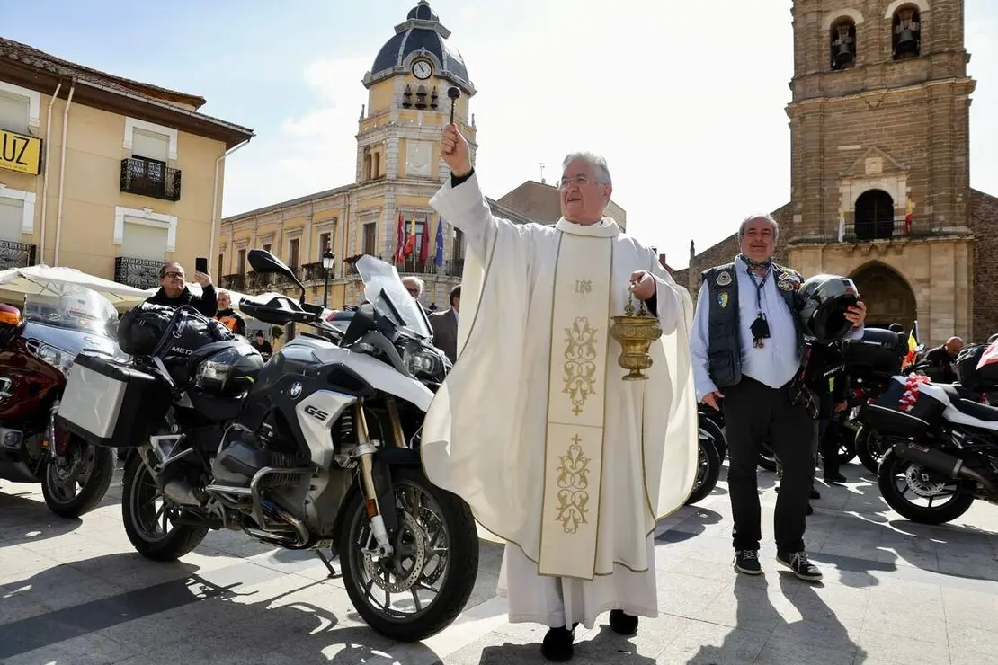 Celebraci&oacute;n de una misa y un acto de bendici&oacute;n de cascos con motivo de la VIII Concentraci&oacute;n Internacional Madonna de los Centauros, que se celebra en La Ba&ntilde;eza