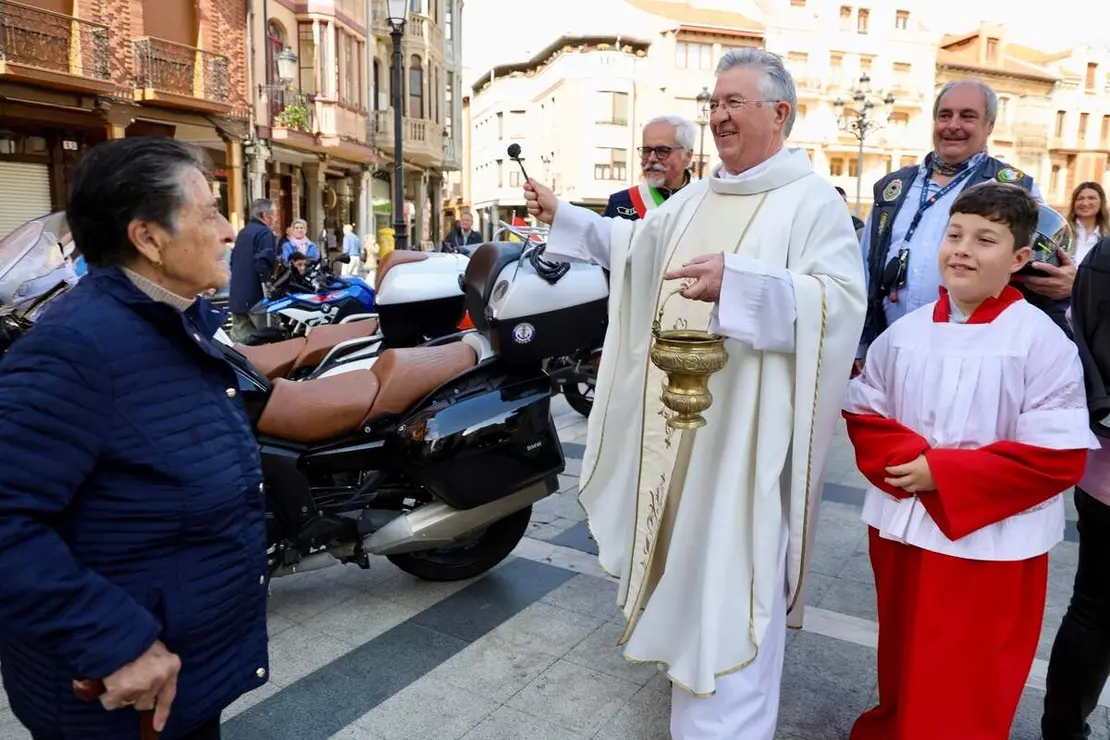Celebraci&oacute;n de una misa y un acto de bendici&oacute;n de cascos con motivo de la VIII Concentraci&oacute;n Internacional Madonna de los Centauros, que se celebra en La Ba&ntilde;eza