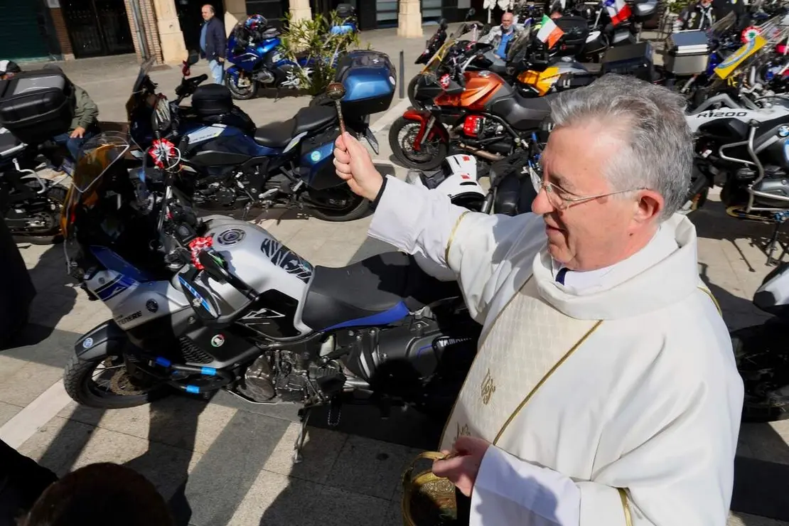 Celebraci&oacute;n de una misa y un acto de bendici&oacute;n de cascos con motivo de la VIII Concentraci&oacute;n Internacional Madonna de los Centauros, que se celebra en La Ba&ntilde;eza