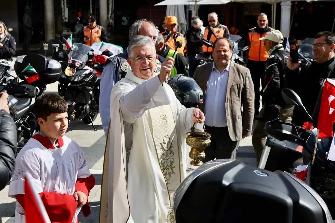 Celebraci&oacute;n de una misa y un acto de bendici&oacute;n de cascos con motivo de la VIII Concentraci&oacute;n Internacional Madonna de los Centauros, que se celebra en La Ba&ntilde;eza