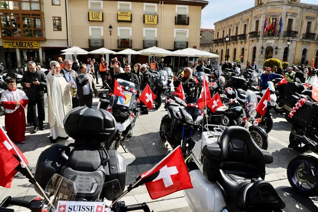 Celebraci&oacute;n de una misa y un acto de bendici&oacute;n de cascos con motivo de la VIII Concentraci&oacute;n Internacional Madonna de los Centauros, que se celebra en La Ba&ntilde;eza