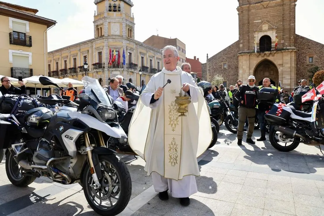 Celebraci&oacute;n de una misa y un acto de bendici&oacute;n de cascos con motivo de la VIII Concentraci&oacute;n Internacional Madonna de los Centauros, que se celebra en La Ba&ntilde;eza