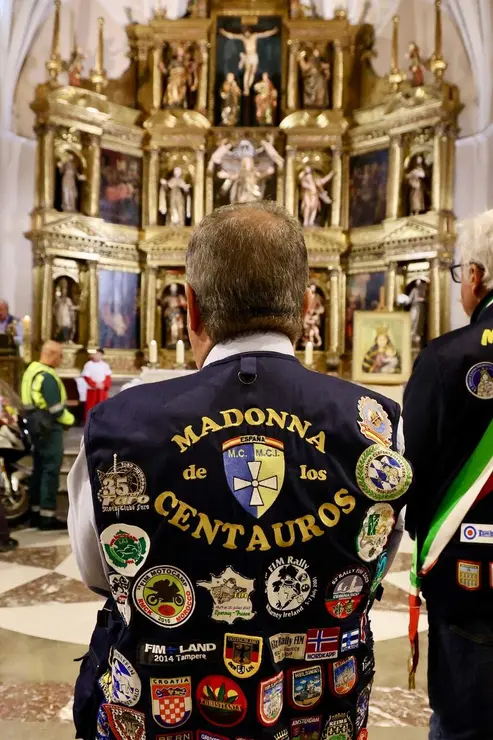 Celebraci&oacute;n de una misa y un acto de bendici&oacute;n de cascos con motivo de la VIII Concentraci&oacute;n Internacional Madonna de los Centauros, que se celebra en La Ba&ntilde;eza