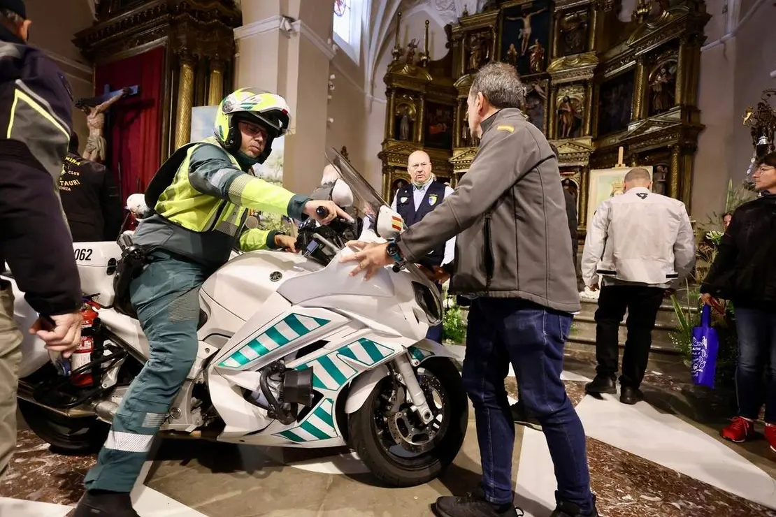 Celebraci&oacute;n de una misa y un acto de bendici&oacute;n de cascos con motivo de la VIII Concentraci&oacute;n Internacional Madonna de los Centauros, que se celebra en La Ba&ntilde;eza