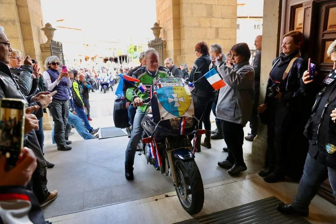 Celebraci&oacute;n de una misa y un acto de bendici&oacute;n de cascos con motivo de la VIII Concentraci&oacute;n Internacional Madonna de los Centauros, que se celebra en La Ba&ntilde;eza