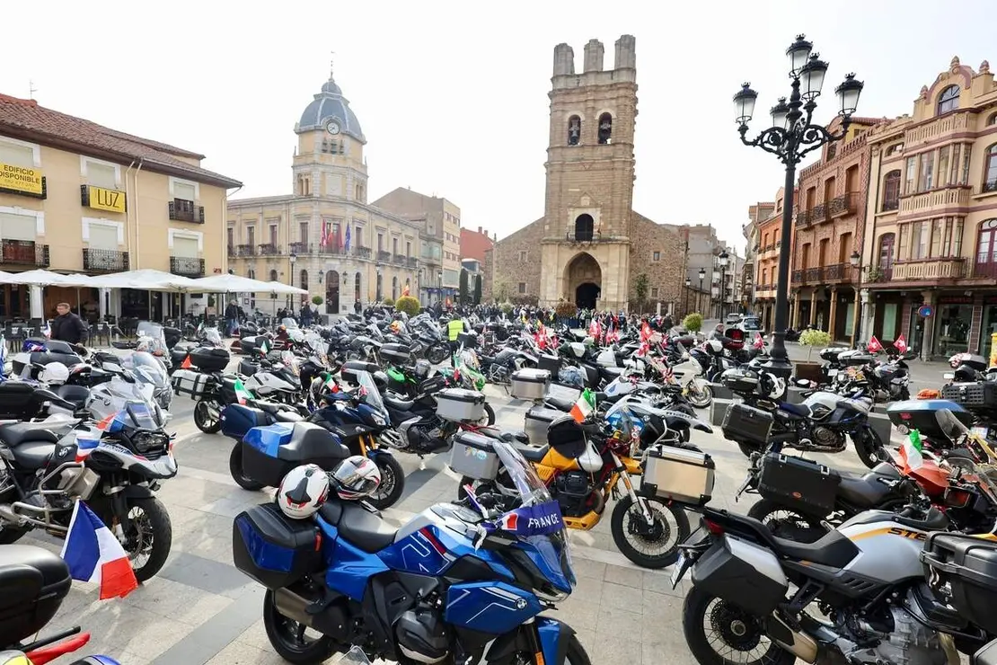 Celebraci&oacute;n de una misa y un acto de bendici&oacute;n de cascos con motivo de la VIII Concentraci&oacute;n Internacional Madonna de los Centauros, que se celebra en La Ba&ntilde;eza