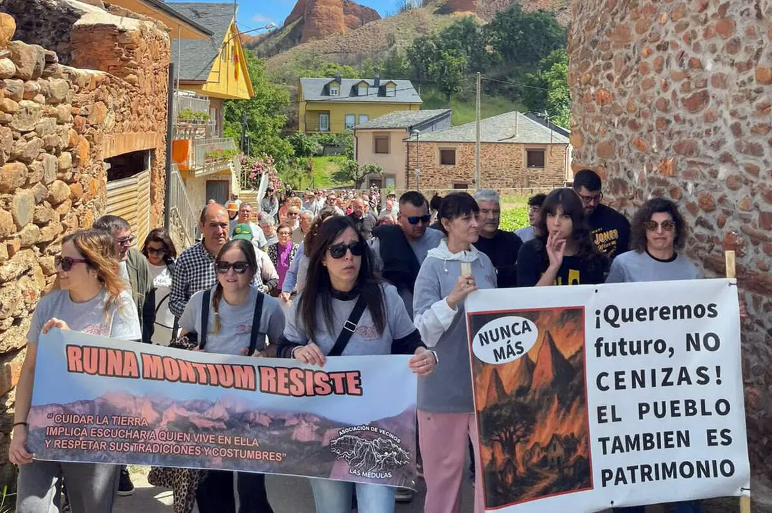 Vecinos del pueblo de M&eacute;dulas y su entorno protagonizaron hoy una protesta bajo el lema &lsquo;Ruina Montiun resiste&rsquo; con el objetivo de dar visibilidad a las carencias que sufren los habitantes de los pueblos del paraje Patrimonio de la Humanidad