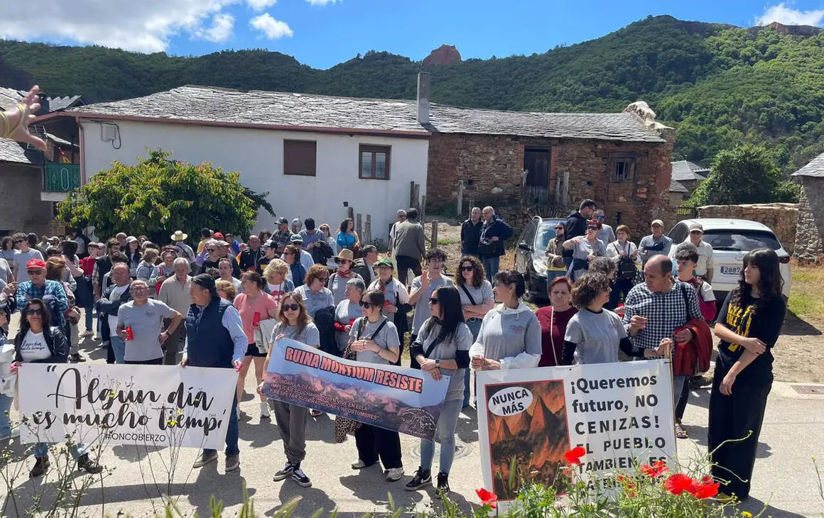 Vecinos del pueblo de M&eacute;dulas y su entorno protagonizaron hoy una protesta bajo el lema &lsquo;Ruina Montiun resiste&rsquo; con el objetivo de dar visibilidad a las carencias que sufren los habitantes de los pueblos del paraje Patrimonio de la Humanidad