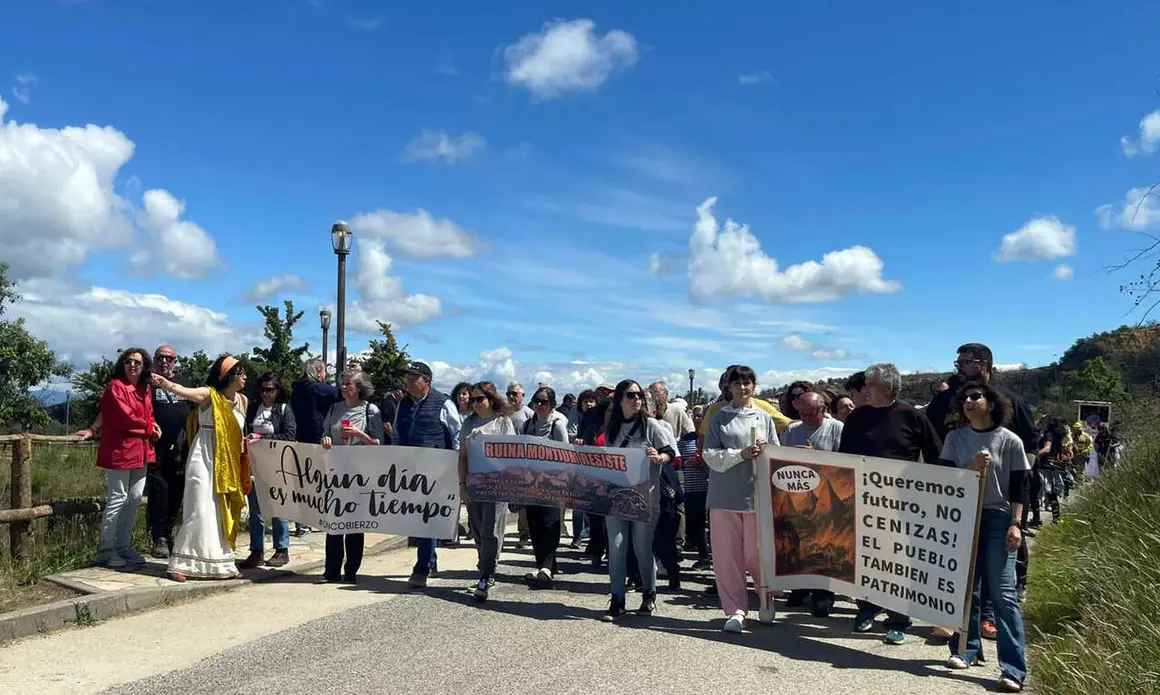 Vecinos del pueblo de M&eacute;dulas y su entorno protagonizaron hoy una protesta bajo el lema &lsquo;Ruina Montiun resiste&rsquo; con el objetivo de dar visibilidad a las carencias que sufren los habitantes de los pueblos del paraje Patrimonio de la Humanidad