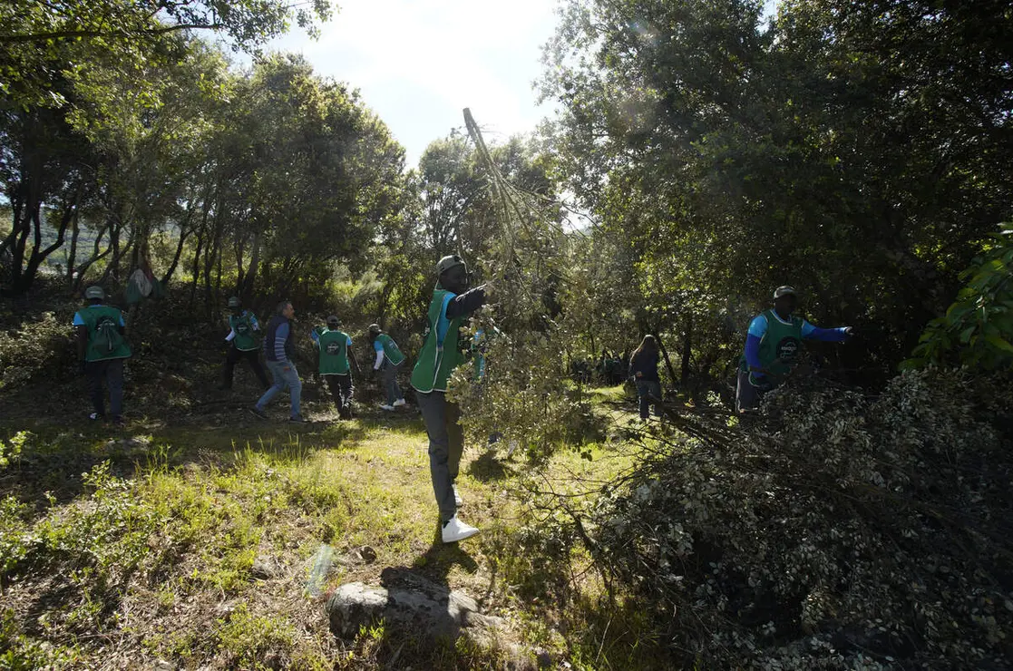Inicio de la primera actuaci&oacute;n nacional de &lsquo;A Fuego&rsquo;, en la localidad de Arlanza del Bierzo (Le&oacute;n), una iniciativa de Imagin, la banca digital impulsada por CaixaBank, en la que participa voluntariado de Acci&oacute;n Social CaixaBank junto a Grupo Eulen y Agro4Data