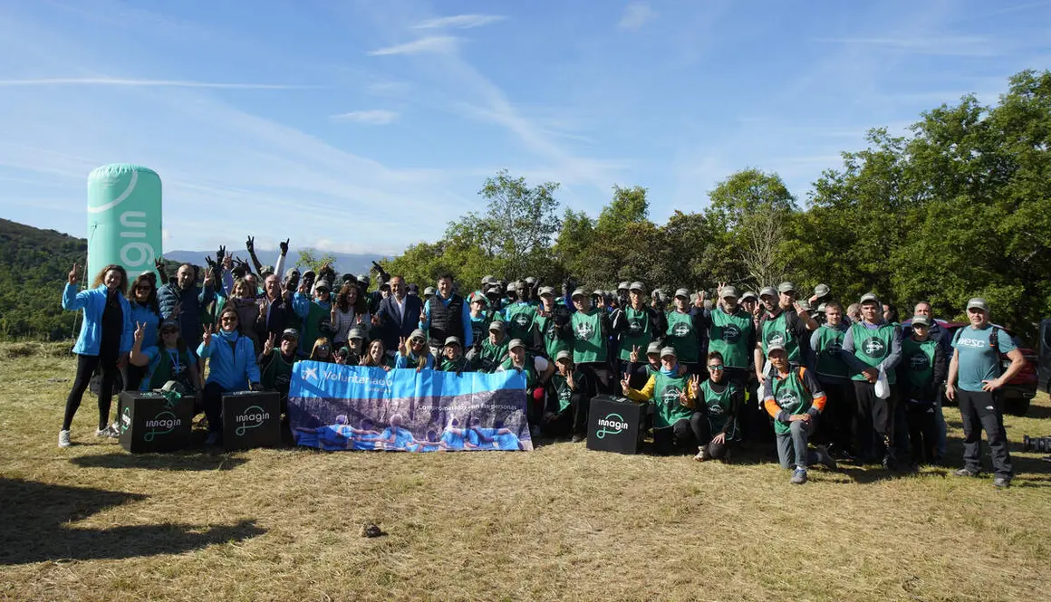 Inicio de la primera actuaci&oacute;n nacional de &lsquo;A Fuego&rsquo;, en la localidad de Arlanza del Bierzo (Le&oacute;n), una iniciativa de Imagin, la banca digital impulsada por CaixaBank, en la que participa voluntariado de Acci&oacute;n Social CaixaBank junto a Grupo Eulen y Agro4Data