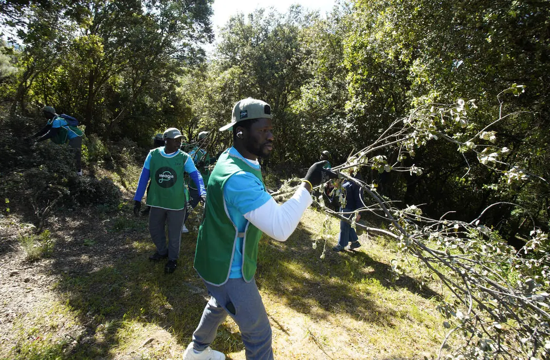 Inicio de la primera actuaci&oacute;n nacional de &lsquo;A Fuego&rsquo;, en la localidad de Arlanza del Bierzo (Le&oacute;n), una iniciativa de Imagin, la banca digital impulsada por CaixaBank, en la que participa voluntariado de Acci&oacute;n Social CaixaBank junto a Grupo Eulen y Agro4Data