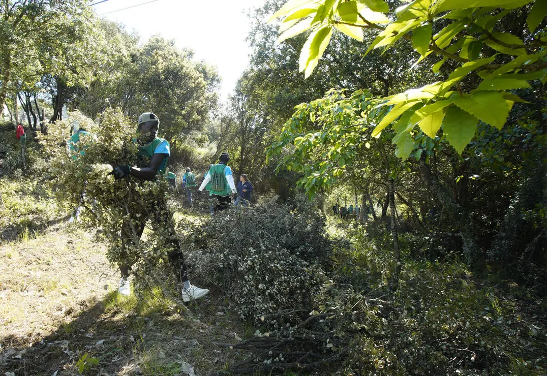Inicio de la primera actuaci&oacute;n nacional de &lsquo;A Fuego&rsquo;, en la localidad de Arlanza del Bierzo (Le&oacute;n), una iniciativa de Imagin, la banca digital impulsada por CaixaBank, en la que participa voluntariado de Acci&oacute;n Social CaixaBank junto a Grupo Eulen y Agro4Data