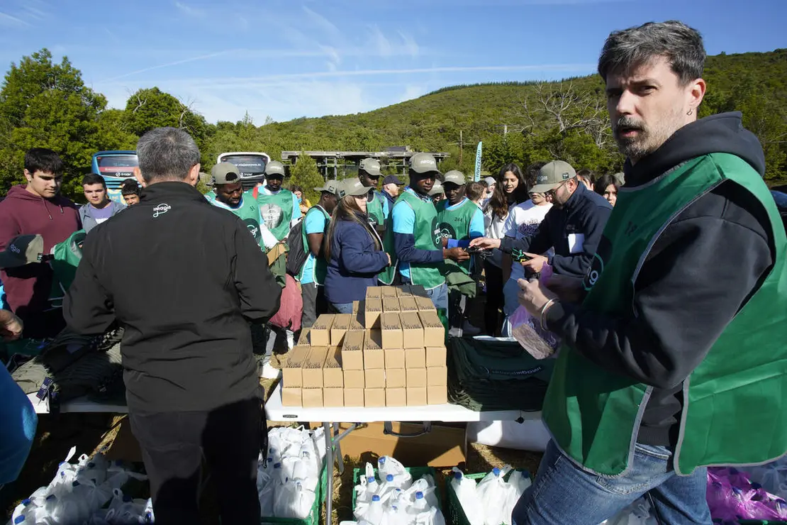 Inicio de la primera actuaci&oacute;n nacional de &lsquo;A Fuego&rsquo;, en la localidad de Arlanza del Bierzo (Le&oacute;n), una iniciativa de Imagin, la banca digital impulsada por CaixaBank, en la que participa voluntariado de Acci&oacute;n Social CaixaBank junto a Grupo Eulen y Agro4Data