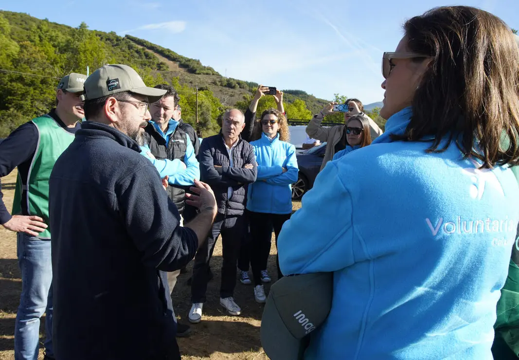 Inicio de la primera actuaci&oacute;n nacional de &lsquo;A Fuego&rsquo;, en la localidad de Arlanza del Bierzo (Le&oacute;n), una iniciativa de Imagin, la banca digital impulsada por CaixaBank, en la que participa voluntariado de Acci&oacute;n Social CaixaBank junto a Grupo Eulen y Agro4Data