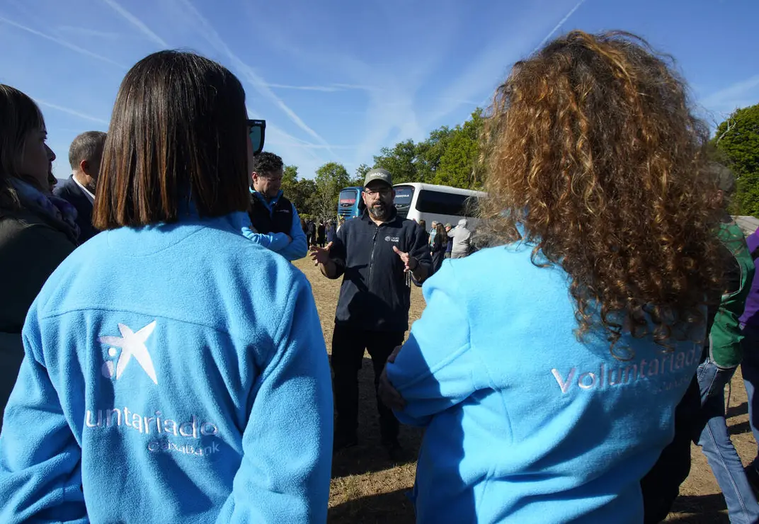 Inicio de la primera actuaci&oacute;n nacional de &lsquo;A Fuego&rsquo;, en la localidad de Arlanza del Bierzo (Le&oacute;n), una iniciativa de Imagin, la banca digital impulsada por CaixaBank, en la que participa voluntariado de Acci&oacute;n Social CaixaBank junto a Grupo Eulen y Agro4Data
