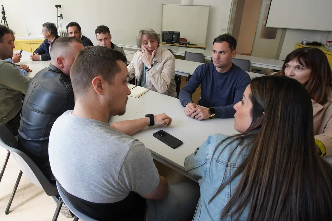 El secretario general del Partido Socialista de Castilla y Le&oacute;n, Carlos Mart&iacute;nez, durante la reuni&oacute;n en la Casa de la Cultura de Villablino (Le&oacute;n), con los participantes en la marcha minera organizada por los trabajadores de Mina Miura