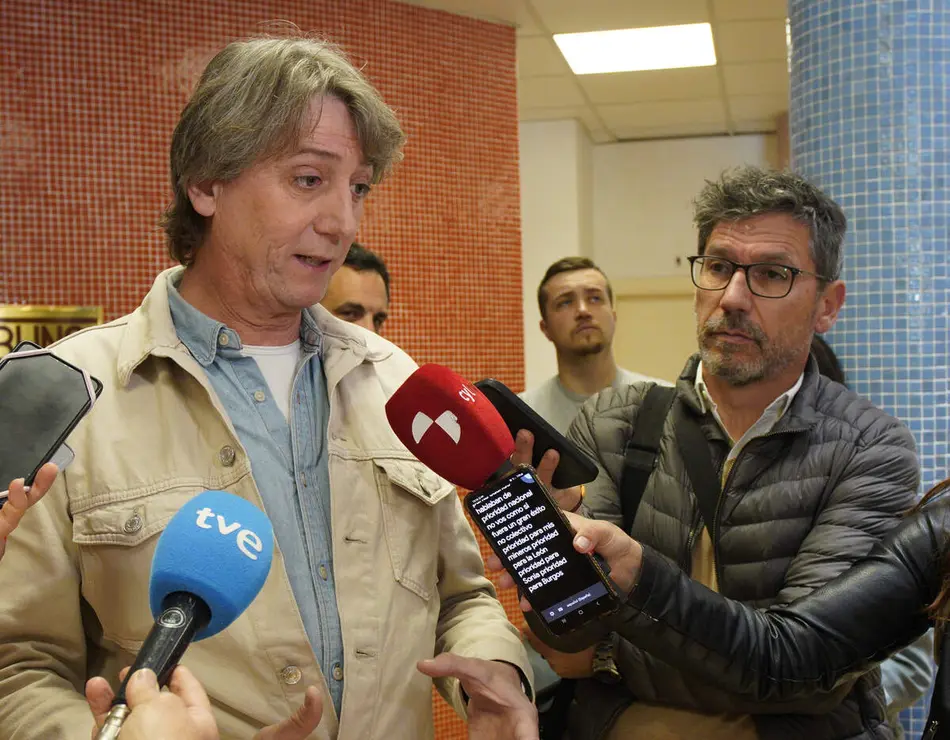 El secretario general del Partido Socialista de Castilla y Le&oacute;n, Carlos Mart&iacute;nez, durante la reuni&oacute;n en la Casa de la Cultura de Villablino (Le&oacute;n), con los participantes en la marcha minera organizada por los trabajadores de Mina Miura
