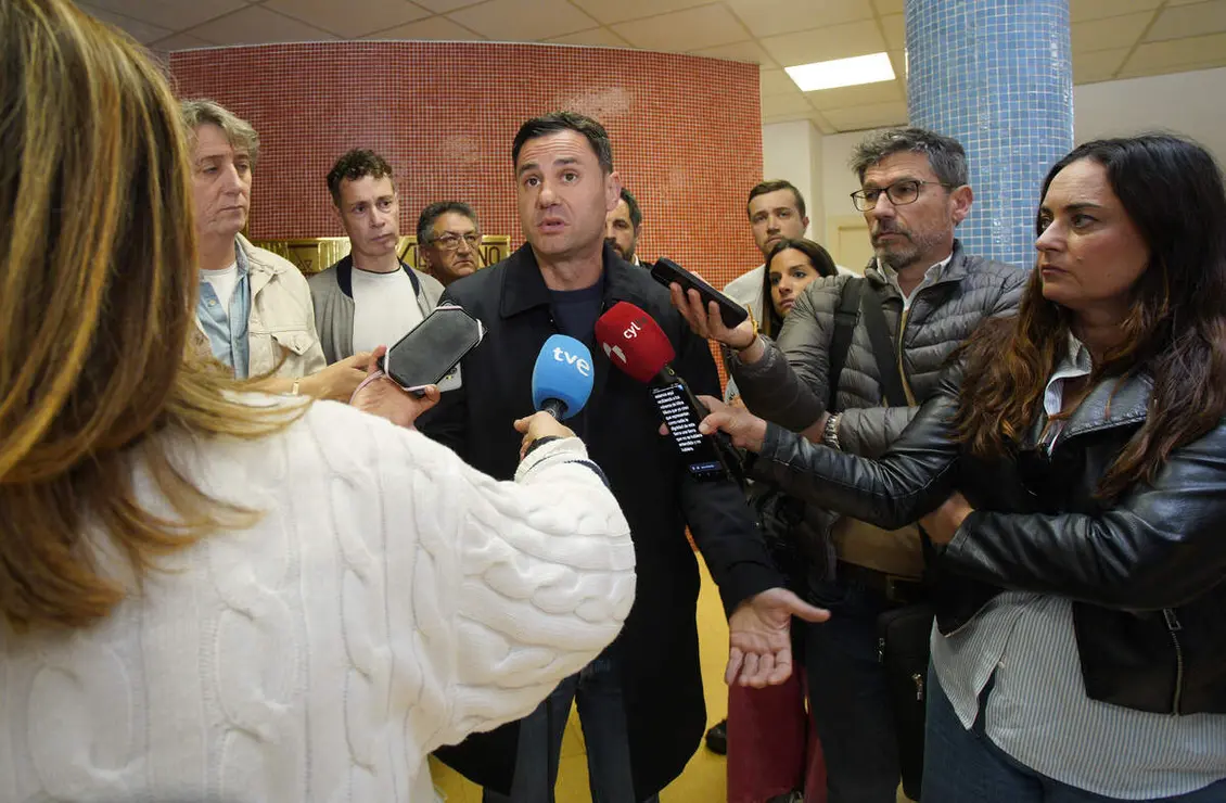 El secretario general del Partido Socialista de Castilla y Le&oacute;n, Carlos Mart&iacute;nez, durante la reuni&oacute;n en la Casa de la Cultura de Villablino (Le&oacute;n), con los participantes en la marcha minera organizada por los trabajadores de Mina Miura