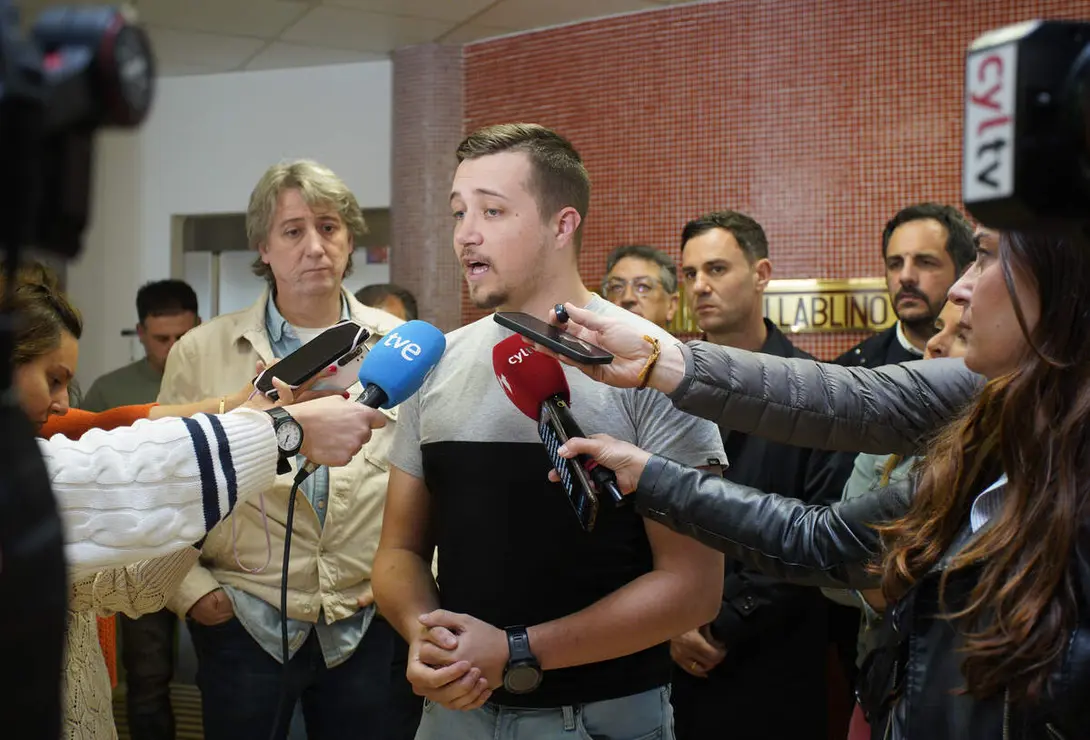 El secretario general del Partido Socialista de Castilla y Le&oacute;n, Carlos Mart&iacute;nez, durante la reuni&oacute;n en la Casa de la Cultura de Villablino (Le&oacute;n), con los participantes en la marcha minera organizada por los trabajadores de Mina Miura