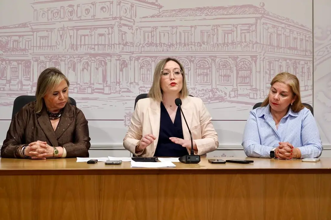 La concejala de Fiestas del Ayuntamiento de Le&oacute;n, Camino Orejas, presenta un avance de la programaci&oacute;n de las Fiestas de San Juan y San Pedro