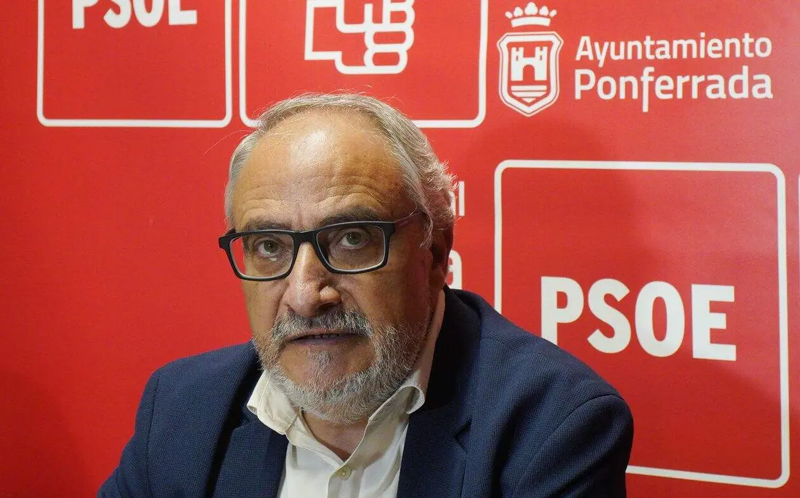 El portavoz del grupo municipal socialista en el Ayuntamiento de Ponferrada, Olegario Ram&oacute;n, durante su comparecencia para tratar el contrato de la ORA
