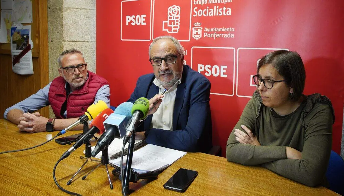 El portavoz del grupo municipal socialista en el Ayuntamiento de Ponferrada, Olegario Ram&oacute;n, durante su comparecencia para tratar el contrato de la ORA