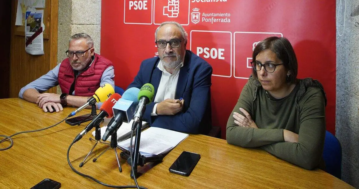 El portavoz del grupo municipal socialista en el Ayuntamiento de Ponferrada, Olegario Ram&oacute;n, durante su comparecencia para tratar el contrato de la ORA