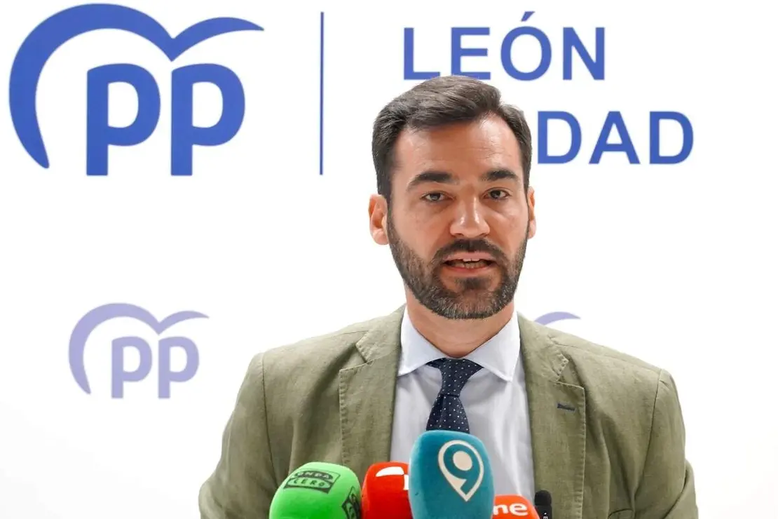 El portavoz del PP en el Ayuntamiento de Le&oacute;n, David Fern&aacute;ndez, ofrece una rueda de prensa sobre asuntos econ&oacute;micos municipales