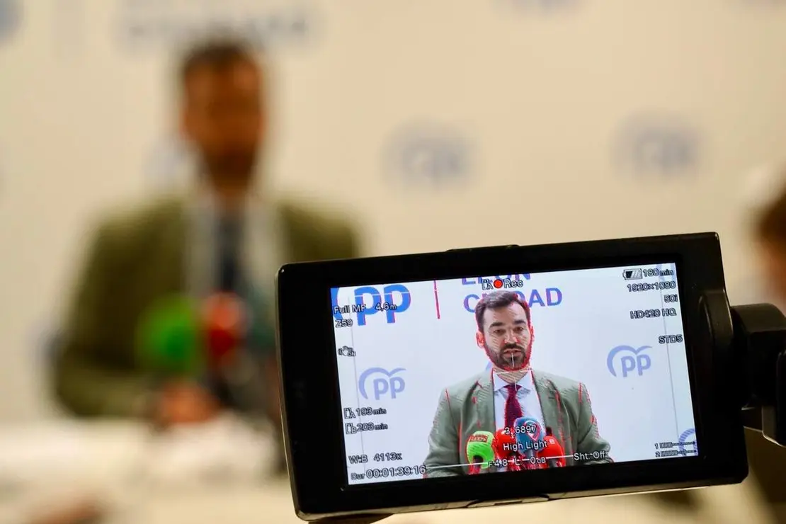 El portavoz del PP en el Ayuntamiento de Le&oacute;n, David Fern&aacute;ndez, ofrece una rueda de prensa sobre asuntos econ&oacute;micos municipales