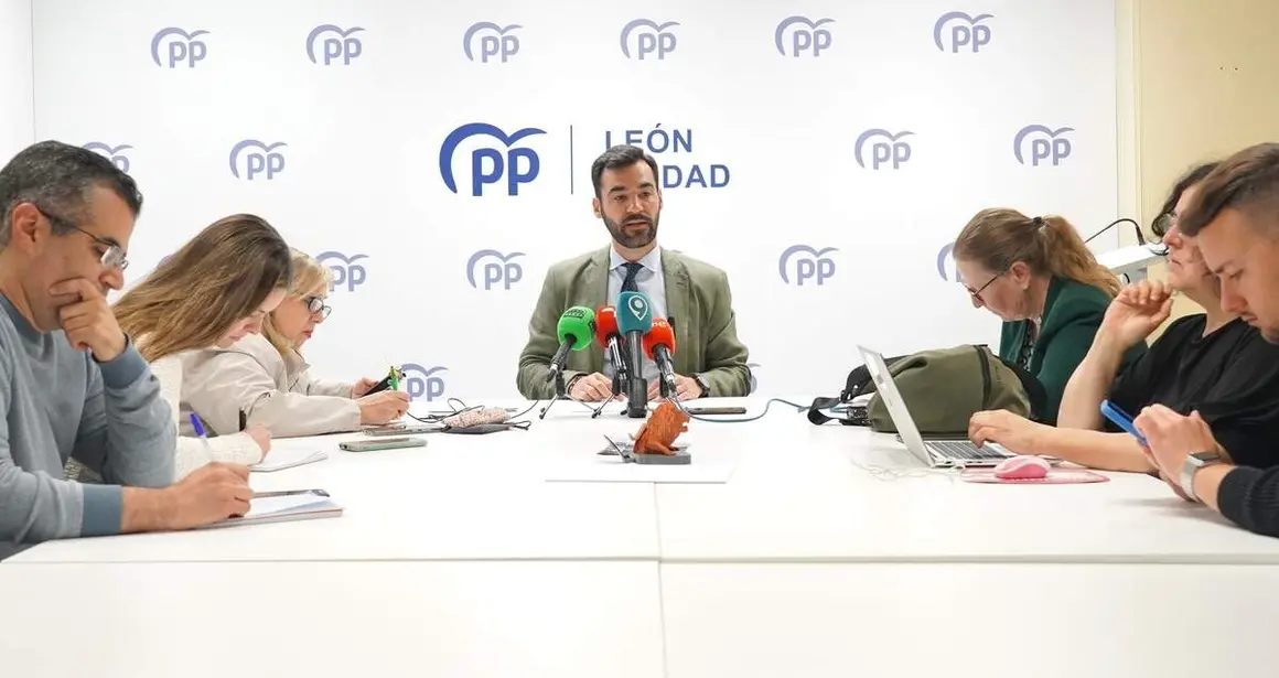 El portavoz del PP en el Ayuntamiento de Le&oacute;n, David Fern&aacute;ndez, ofrece una rueda de prensa sobre asuntos econ&oacute;micos municipales
