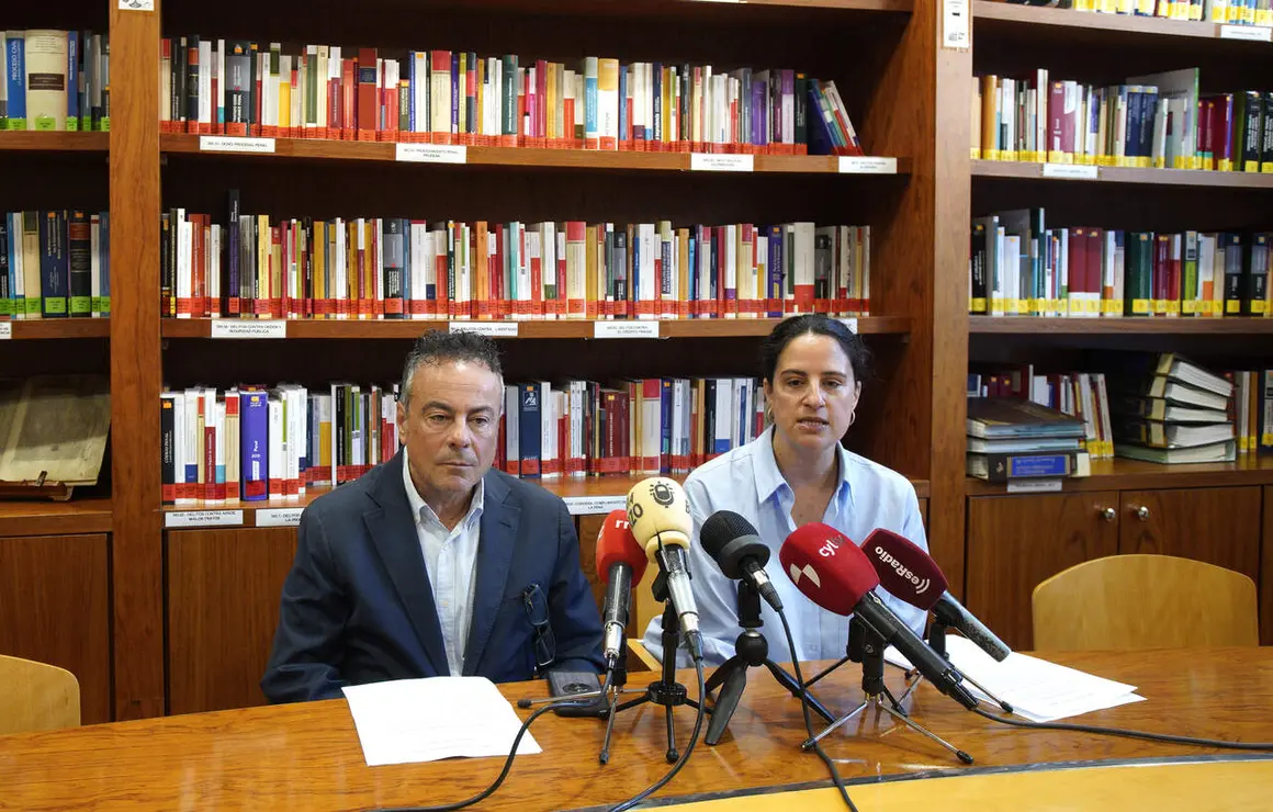 La presidenta de la Delegaci&oacute;n de Ponferrada del Colegio de la Abogac&iacute;a de Le&oacute;n, Ana Garnelo Fern&aacute;ndez-Trigales, junto al vicepresidente, Pablo Soto, durante su comparecencia de esta ma&ntilde;ana