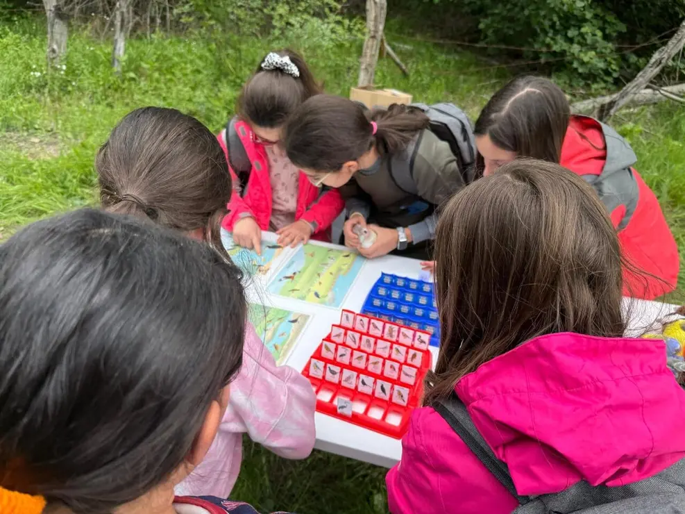La CHMS ayuda a los escolares a conocer su entorno fluvial con una visita al r&iacute;o Ancares en Vega de Espinareda. Fotos: Subdelegaci&oacute;n del Gobierno.