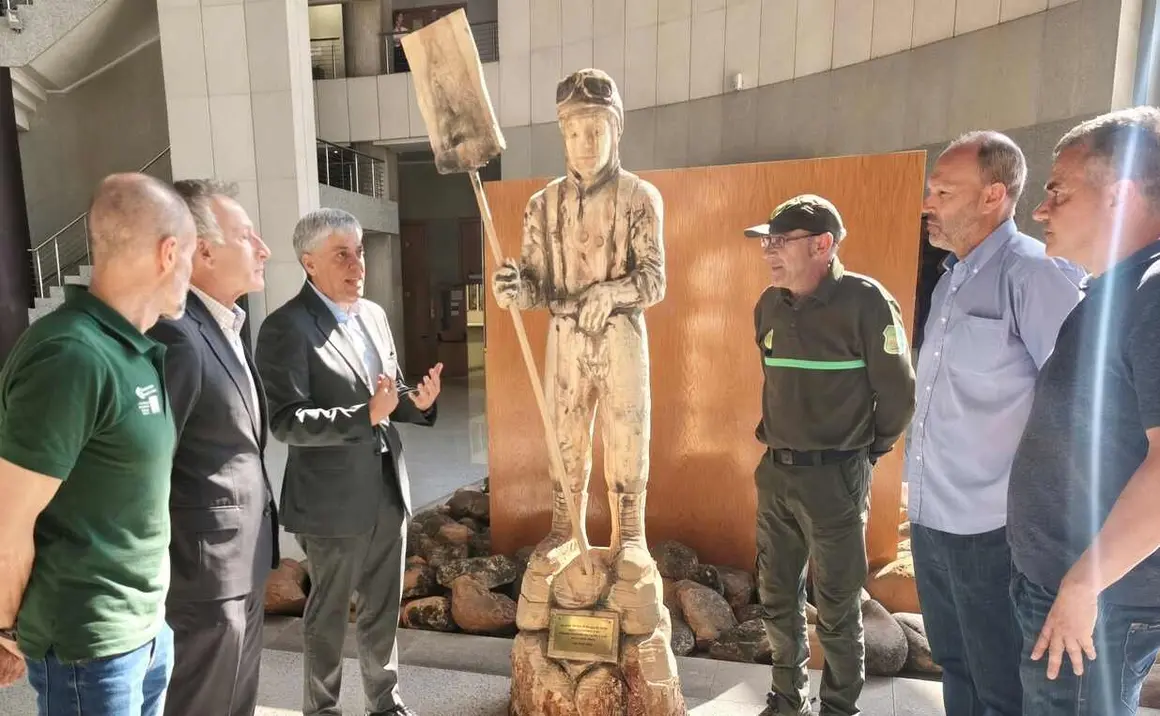 La junta vecinal de Brugos de Fenar ha rendido homenaje al operativo de lucha contra incendios forestales de la Junta de Castilla y Le&oacute;n con la entrega de una talla de madera que reconoce el trabajo de las brigadas forestales en la provincia leonesa.