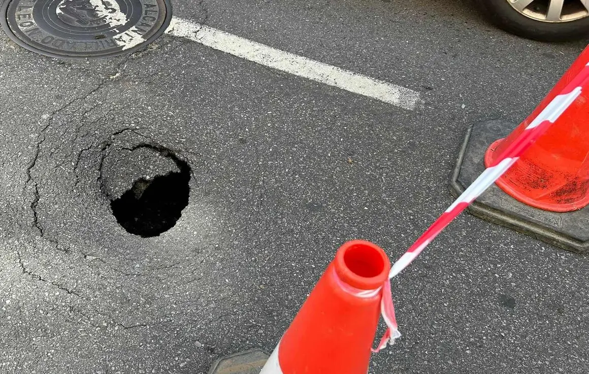 Un importante hundimiento en la calzada ha obligado a cortar parcialmente la circulaci&oacute;n en la calle Fray Luis de Le&oacute;n, a la altura de los n&uacute;meros 8 y 13, en la capital leonesa, tras detectarse un socav&oacute;n que ha ido aumentando de tama&ntilde;o con el paso de los veh&iacute;culos.