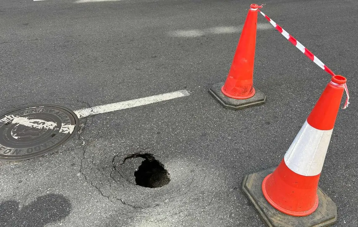 Un importante hundimiento en la calzada ha obligado a cortar parcialmente la circulaci&oacute;n en la calle Fray Luis de Le&oacute;n, a la altura de los n&uacute;meros 8 y 13, en la capital leonesa, tras detectarse un socav&oacute;n que ha ido aumentando de tama&ntilde;o con el paso de los veh&iacute;culos.