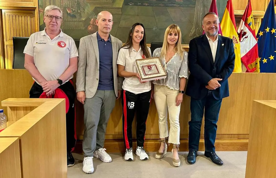 La Diputaci&oacute;n de Le&oacute;n ha recibido este jueves al Bembibre Hockey Club en el sal&oacute;n de plenos del Palacio de los Guzmanes para reconocer el &ldquo;logro hist&oacute;rico&rdquo; que supone para el conjunto berciano el haber disputado por primera vez las semifinales de la Copa de la Reina.