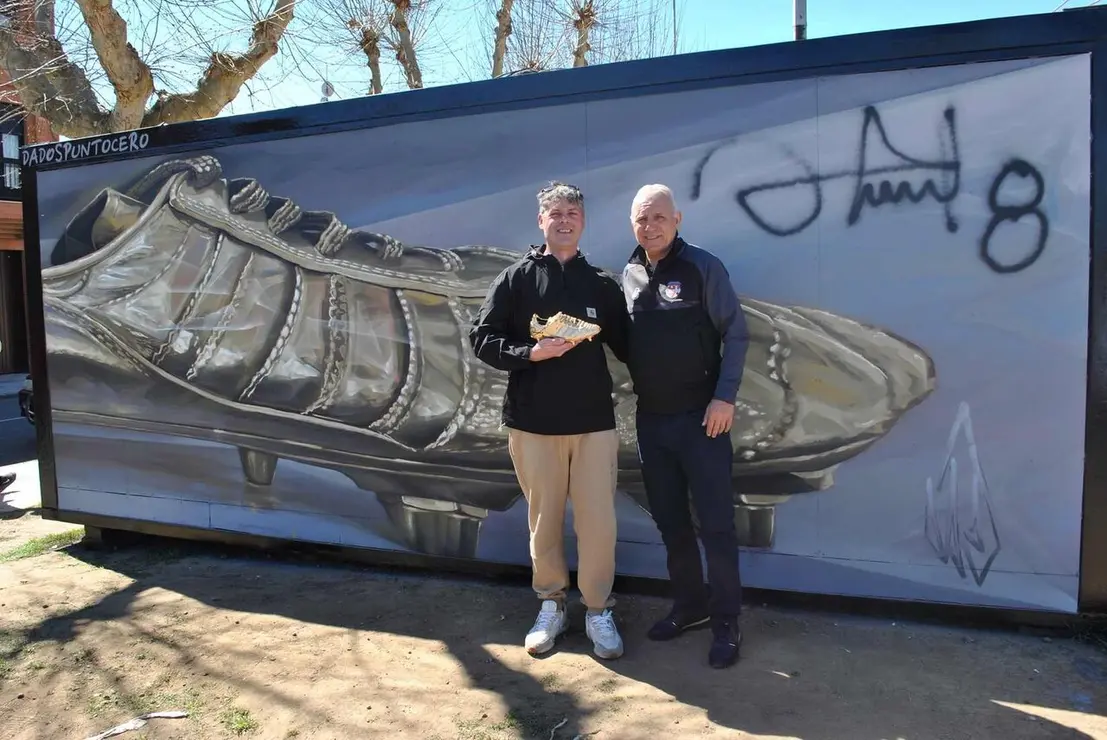 El artista leon&eacute;s David Esteban, conocido como Da2.0, transforma un contenedor de Puente Castro con una gran pintura dedicada a la Bota de Oro del exjugador del FC Barcelona Hristo Stoichkov.