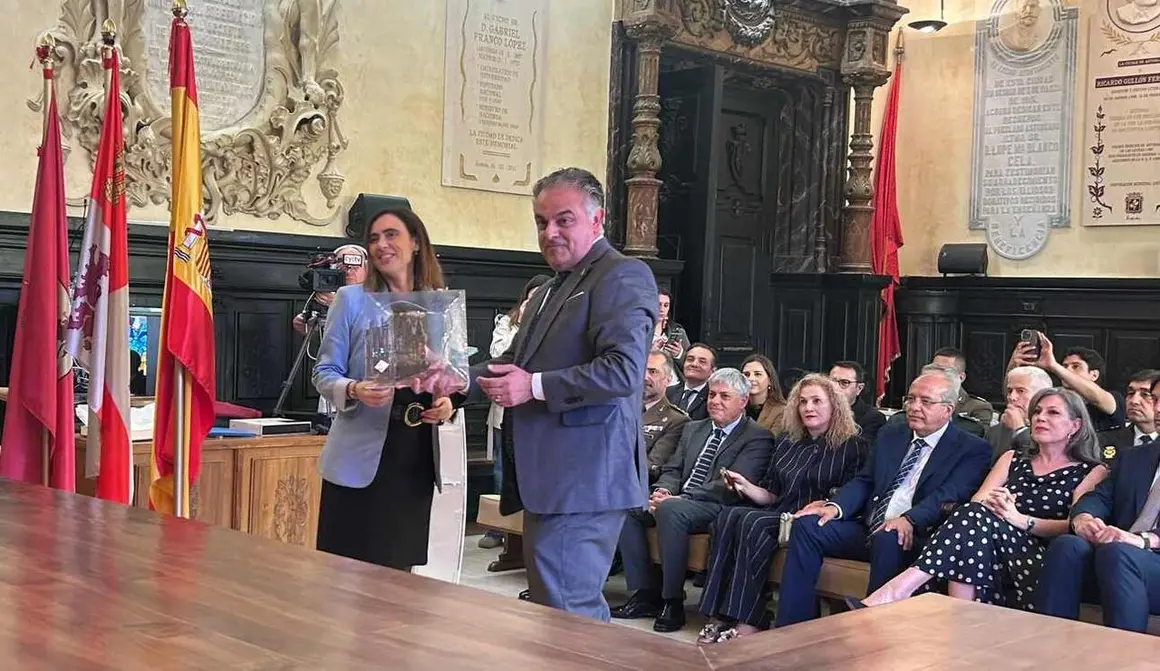 El Ayuntamiento de Astorga recibi&oacute; este jueves a una delegaci&oacute;n institucional de la ciudad catalana de Reus, encabezada por su alcaldesa, Sandra Guaita, en un encuentro celebrado en el Sal&oacute;n de Plenos del consistorio maragato.
