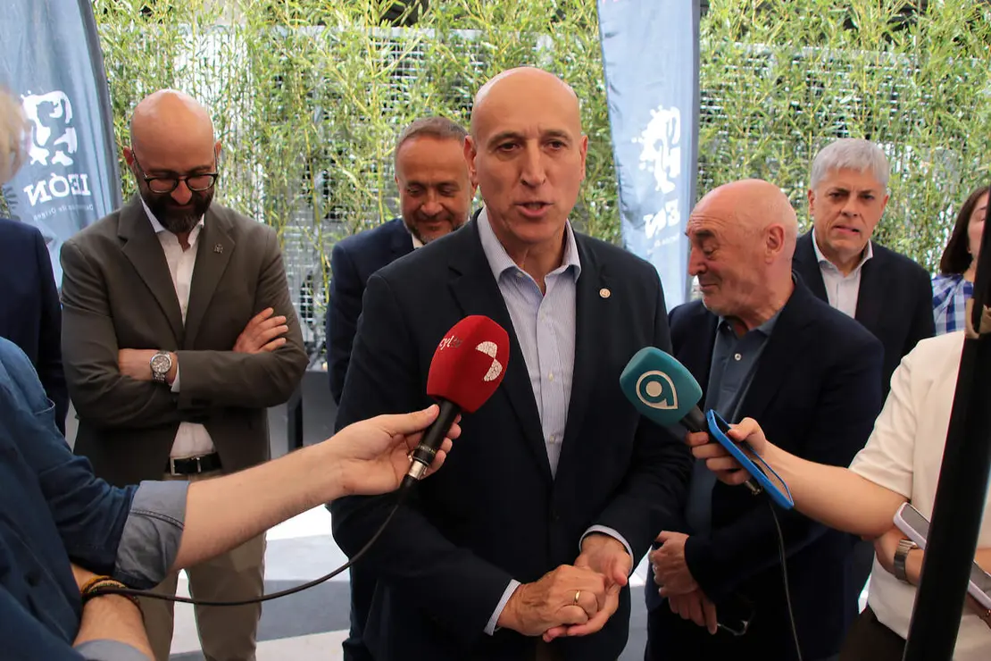 Lectura del acta de calificaci&oacute;n de los vinos de la a&ntilde;ada 2025 de la Denominaci&oacute;n de Origen Le&oacute;n, con la asistencia de numerosas autoridades