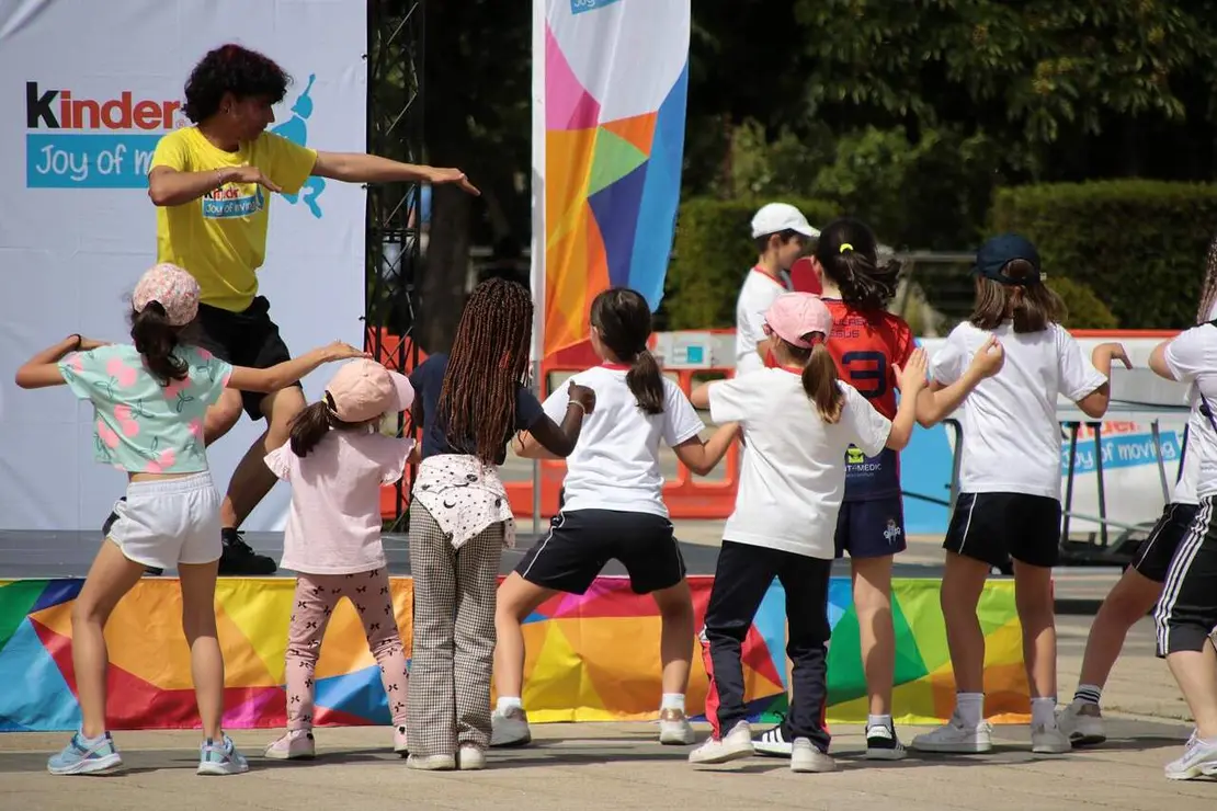 La plaza de San Marcos se ha transformado esta semana en un gran recinto de ocio familiar con la llegada del tour nacional Kinder Joy of moving Experience, una iniciativa itinerante que permanecer&aacute; en Le&oacute;n hasta el pr&oacute;ximo domingo con propuestas deportivas y l&uacute;dicas dirigidas especialmente a ni&ntilde;os y familias. Fotos: Peio Garc&iacute;a | AytoLe&oacute;n