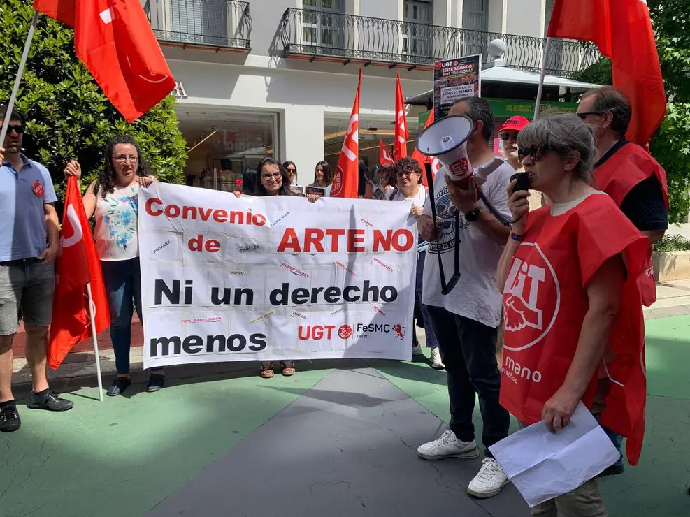 Una treintena de personas, convocadas por el sindicato UGT, se han concentrado en la ma&ntilde;ana de este s&aacute;bado ante las puertas de la tienda de Zara en Le&oacute;n. Foto: A.F.R.