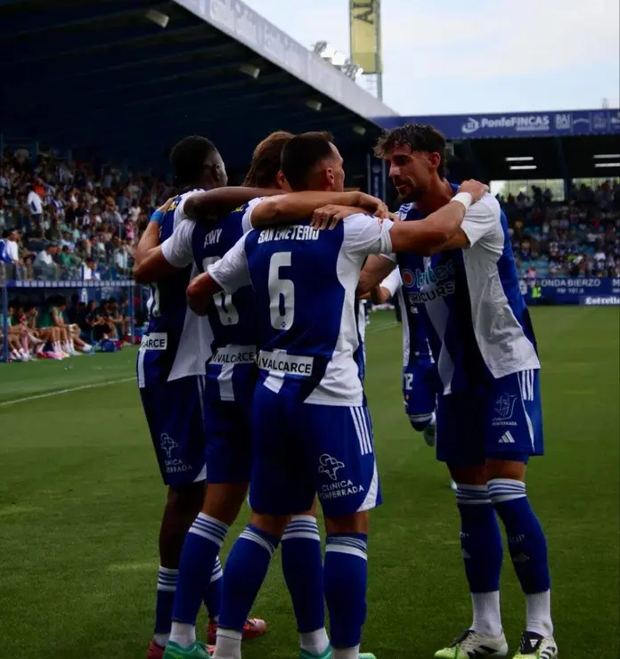 La Ponferradina recibe al Bilbao Athletic con el play off en juego. Fotos: SDP.