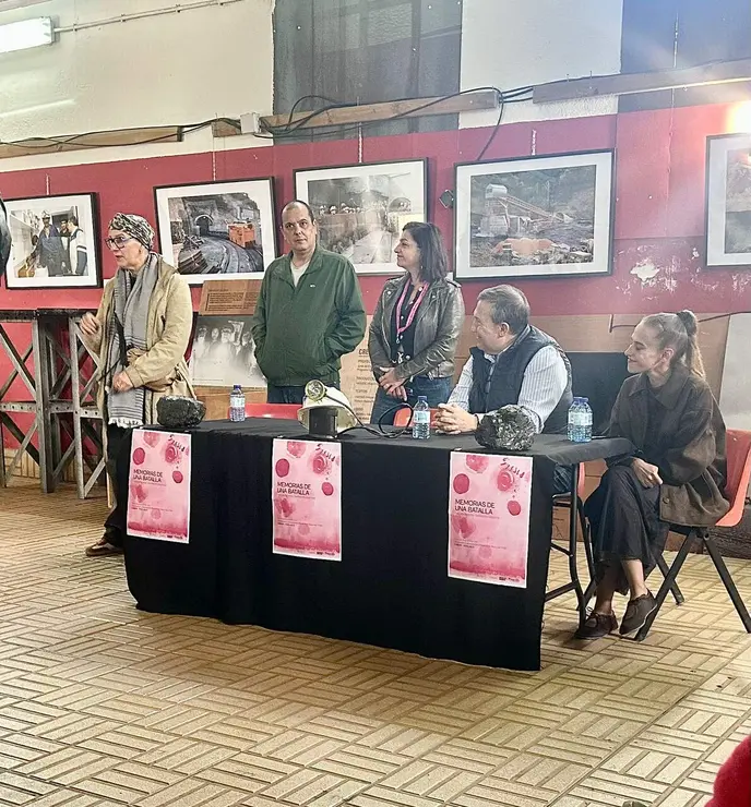M&ordf; Paz Mart&iacute;nez Ram&oacute;n alacaldesa de fabero y paciente oncologica, miembros de onco bierzo y Emma Remis organuizadora