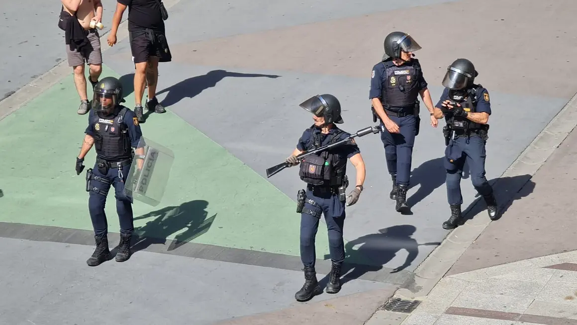 El Cultural-Burgos, declarado de alto riesgo, re&uacute;ne a 1.500 seguidores visitantes y obliga a desplegar unidades antidisturbios en el centro de la ciudad.