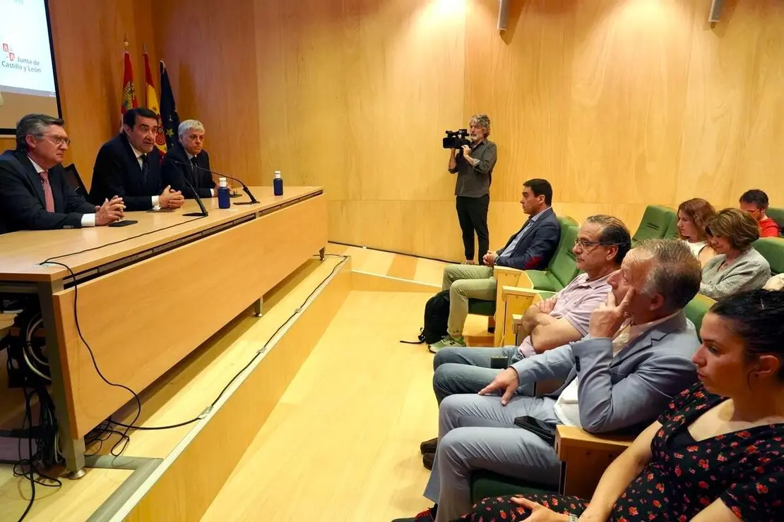 El consejero de Medio Ambiente, Vivienda y Ordenaci&oacute;n del Territorio, Juan Carlos Su&aacute;rez-Qui&ntilde;ones, inaugura una jornada formativa para medios de comunicaci&oacute;n en materia de incendios forestales