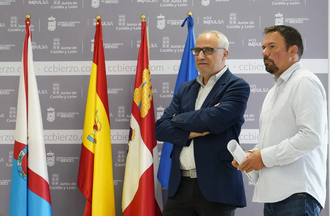 El presidente del Consejo Comarcal del Bierzo, Olegario Ram&oacute;n (I), junto al consejero comarcal de Transporte y Telecomunicaciones, Luis Perales (D), durante su comparecencia para informar sobre los avances del Parque Micol&oacute;gico del Bierzo