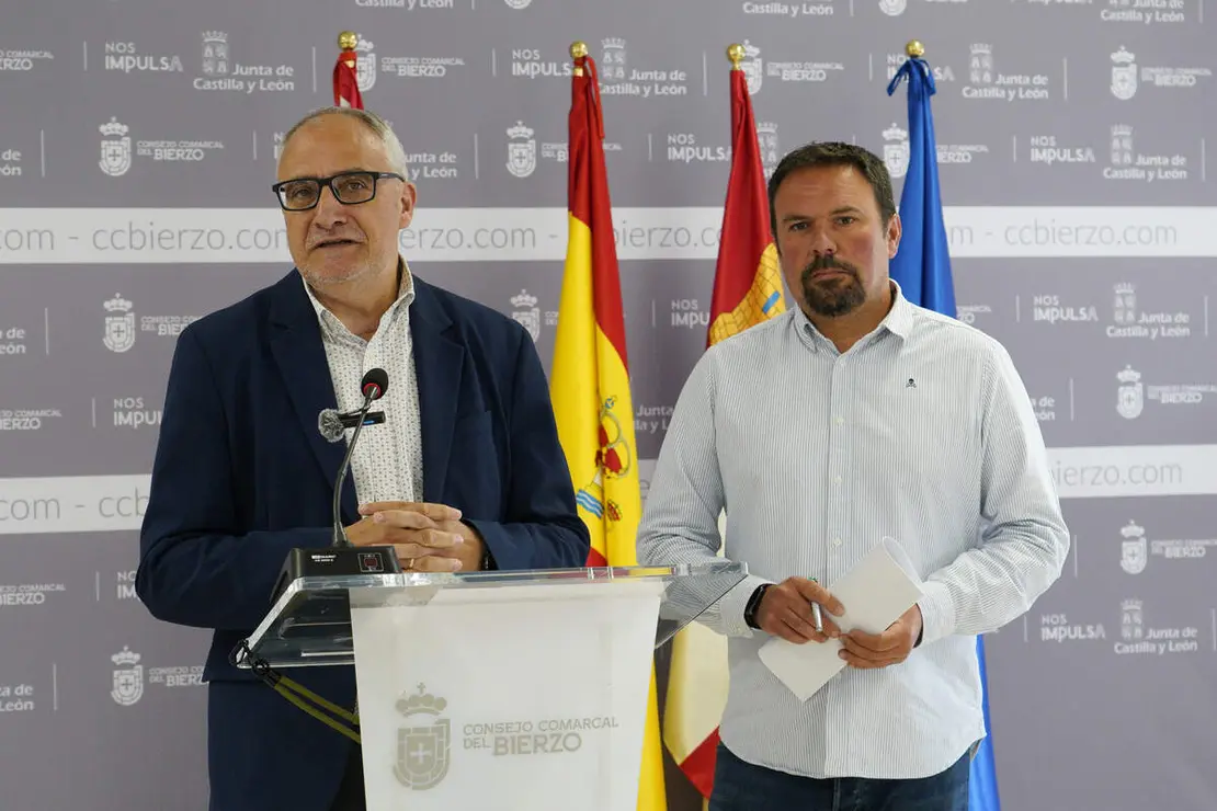 El presidente del Consejo Comarcal del Bierzo, Olegario Ram&oacute;n (I), junto al consejero comarcal de Transporte y Telecomunicaciones, Luis Perales (D), durante su comparecencia para informar sobre los avances del Parque Micol&oacute;gico del Bierzo