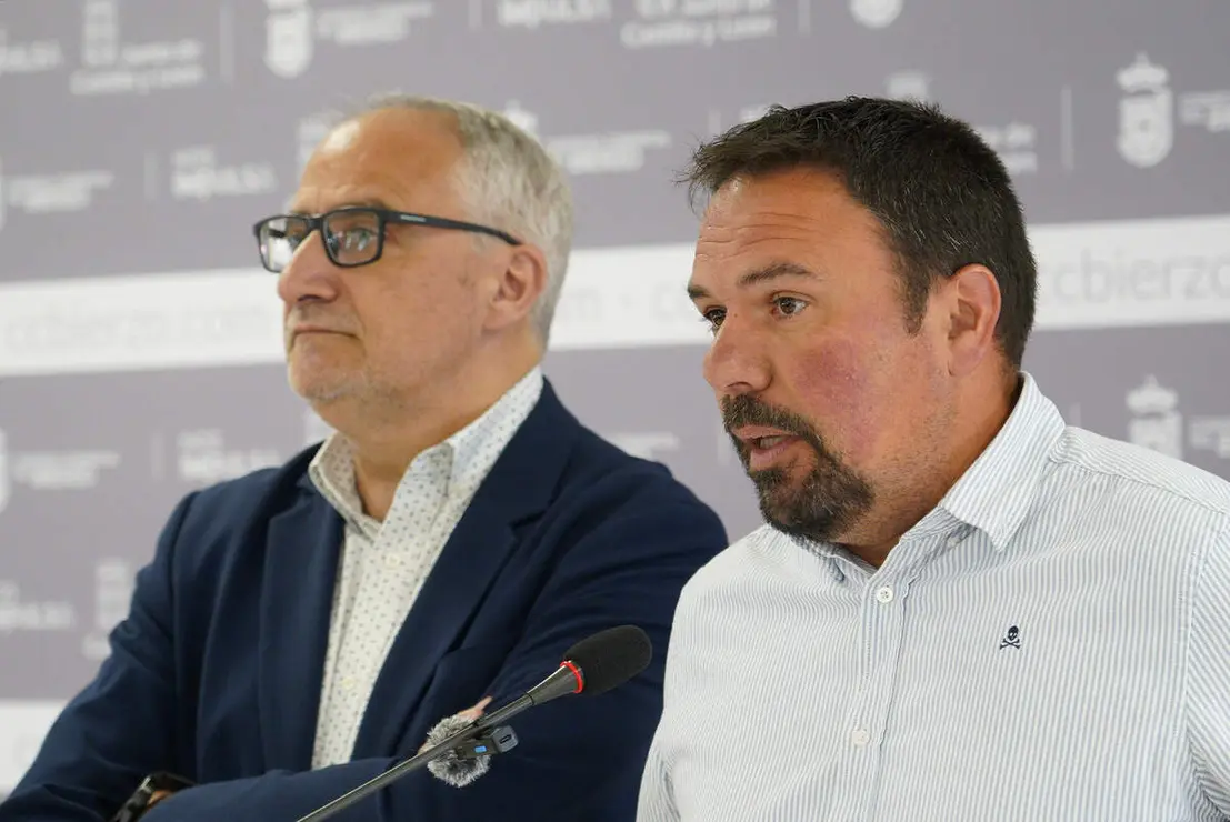 El presidente del Consejo Comarcal del Bierzo, Olegario Ram&oacute;n (I), junto al consejero comarcal de Transporte y Telecomunicaciones, Luis Perales (D), durante su comparecencia para informar sobre los avances del Parque Micol&oacute;gico del Bierzo
