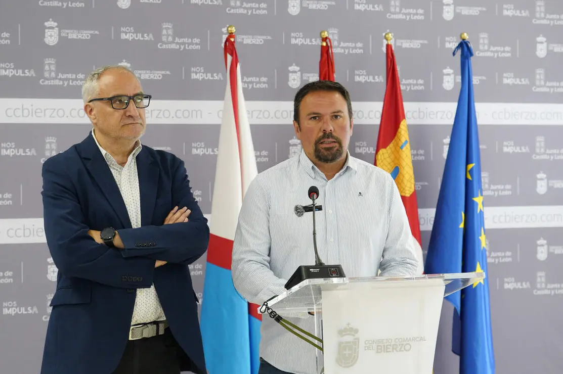 El presidente del Consejo Comarcal del Bierzo, Olegario Ram&oacute;n (I), junto al consejero comarcal de Transporte y Telecomunicaciones, Luis Perales (D), durante su comparecencia para informar sobre los avances del Parque Micol&oacute;gico del Bierzo